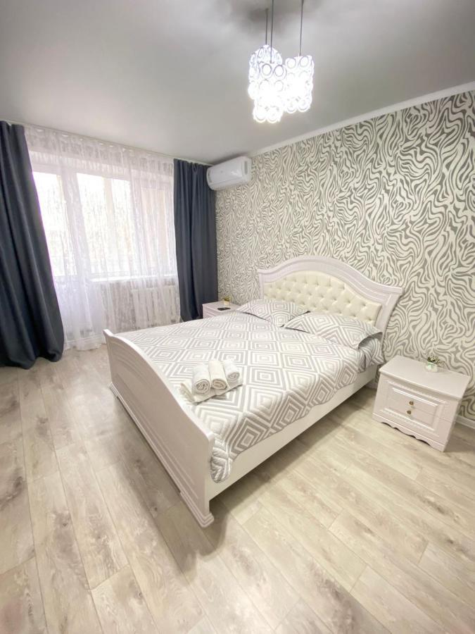Вип 1Комн Айтиева 70 Uralsk Exterior photo